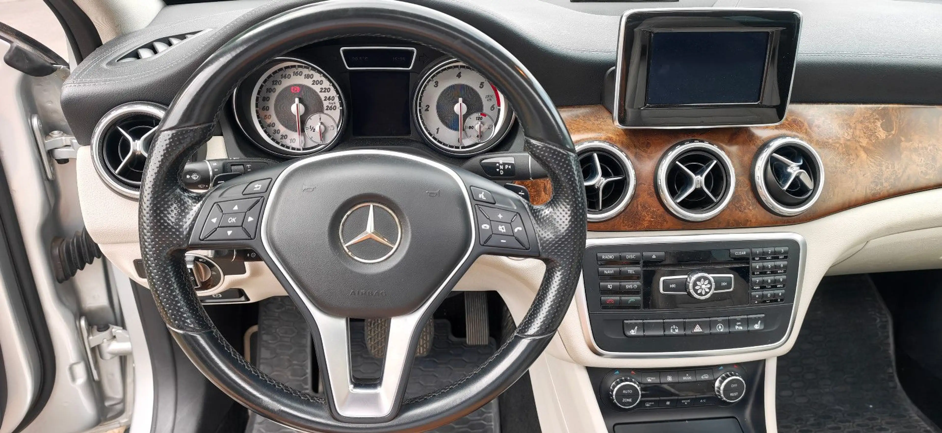 Mercedes-Benz GLA 220 d Panorama Navi SHZ LED SPUR — photo 4