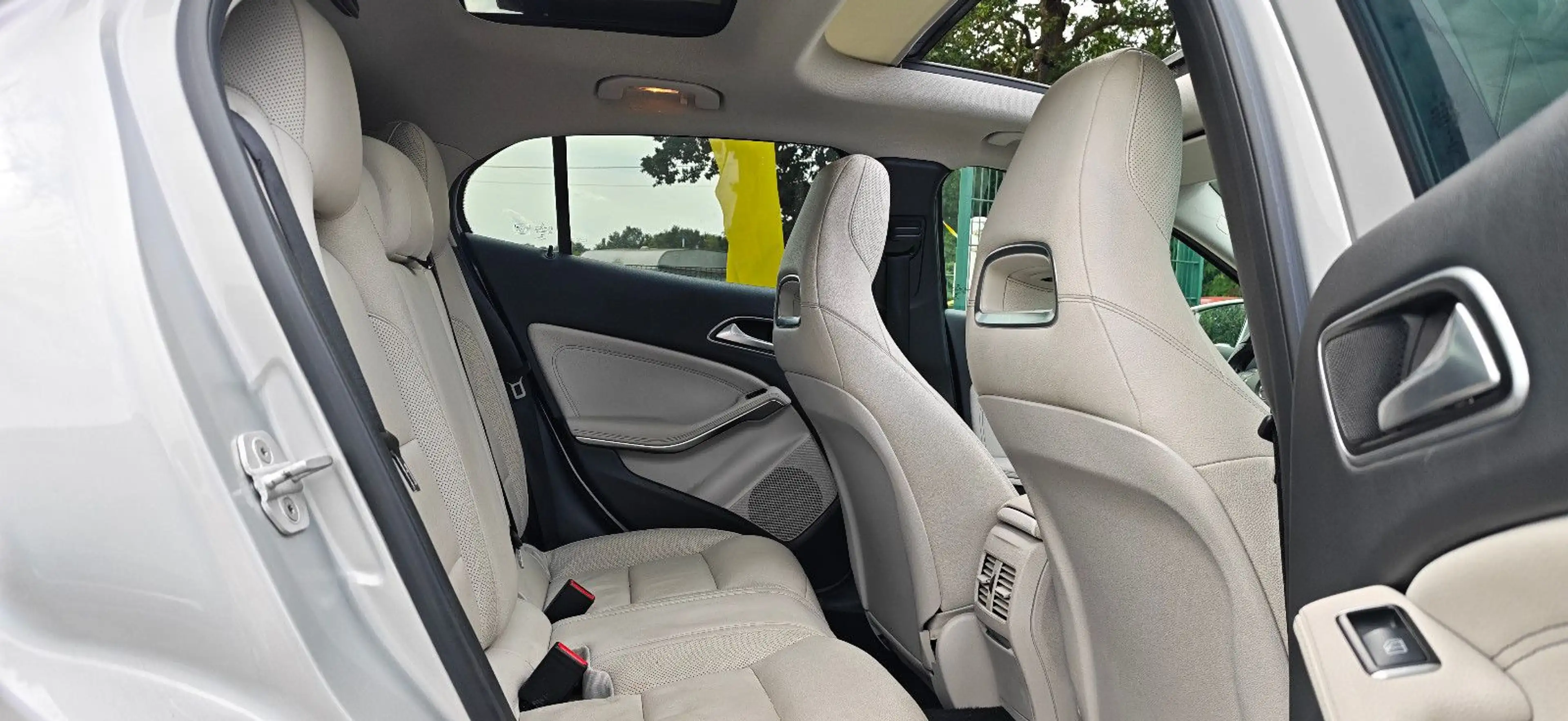 Mercedes-Benz GLA 220 d Panorama Navi SHZ LED SPUR — photo 12