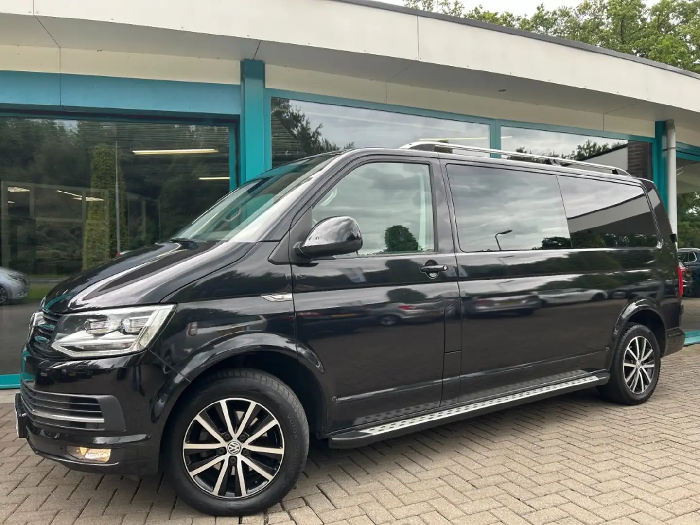 Volkswagen T5 2.0 TDI 150pk DC L2 DSG LED, CarPlay, Navi, 17Inch Grijs - 1