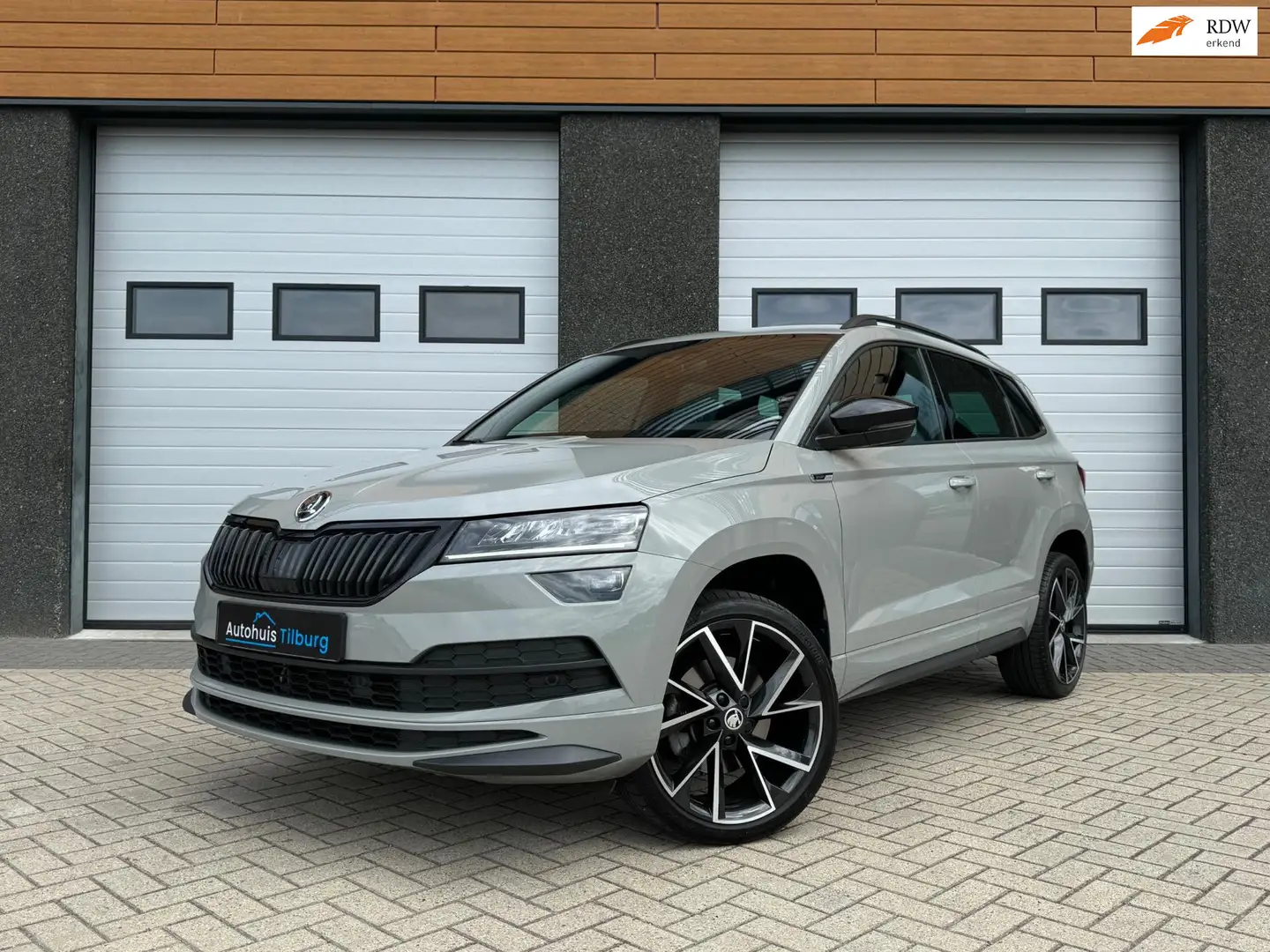 Skoda Karoq 1.5 TSI ACT Sportline Pano Navi Keyless Grijs - 1