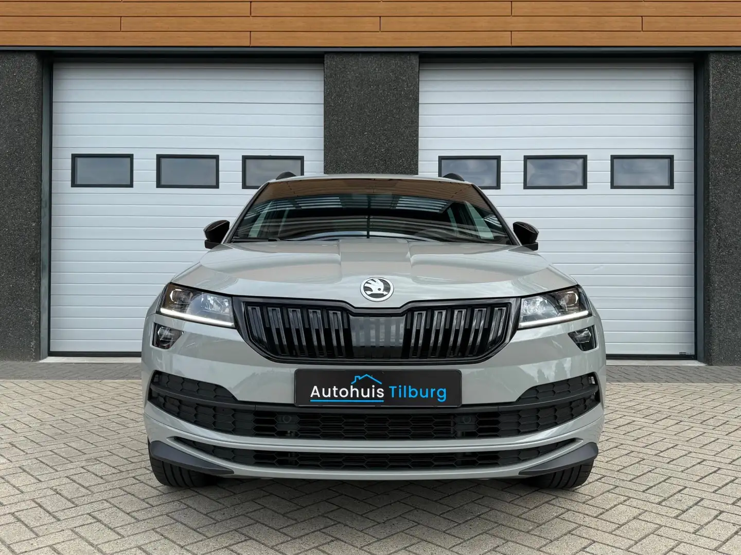 Skoda Karoq 1.5 TSI ACT Sportline Pano Navi Keyless Grijs - 2