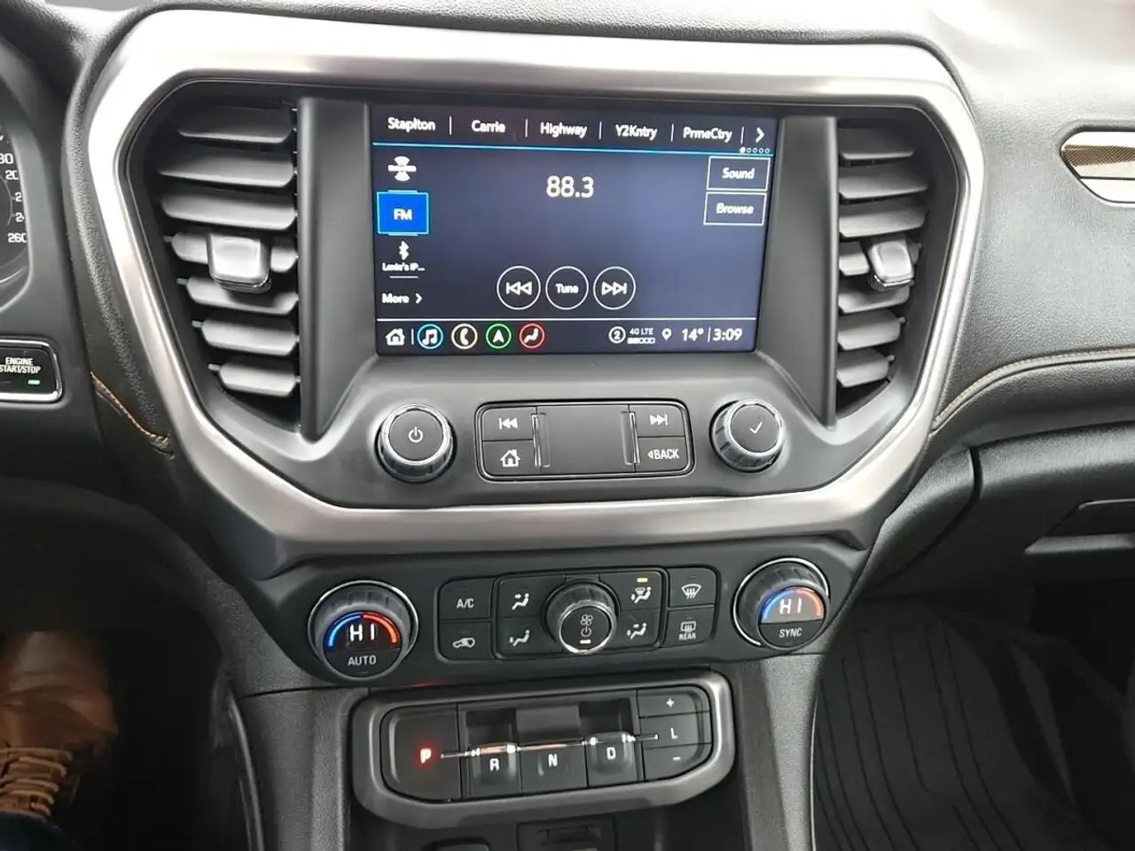 GMC Acadia снимка GMC Acadia