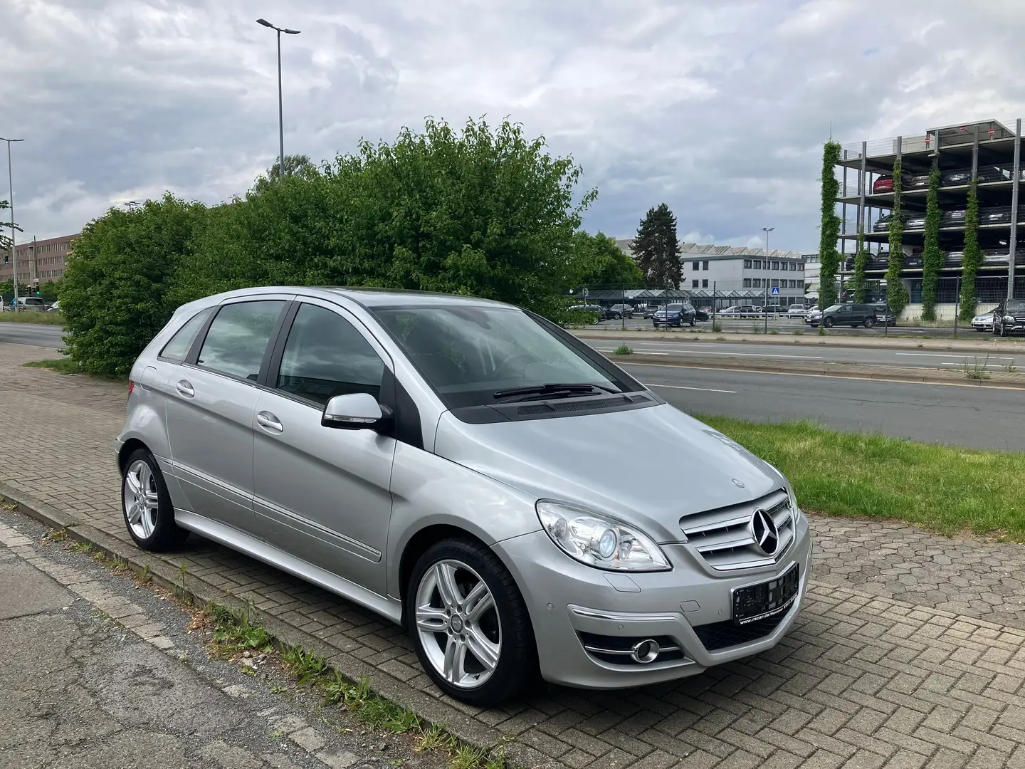 Mercedes-Benz B 180 Automatik-Navi-Bi-Xenon-Teilleder-Panoramadach Šedá - 1