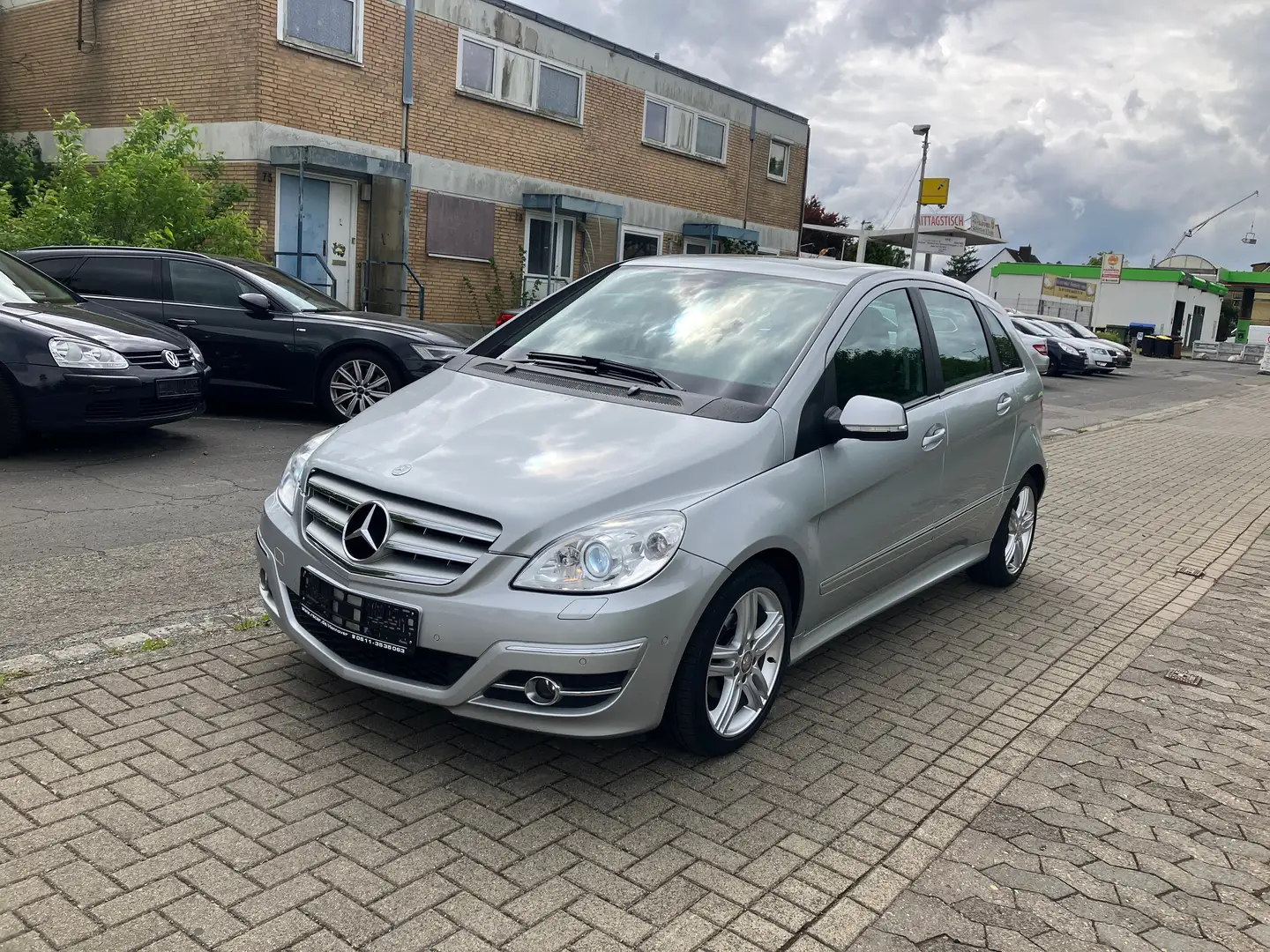 Mercedes-Benz B 180 Automatik-Navi-Bi-Xenon-Teilleder-Panoramadach Šedá - 2