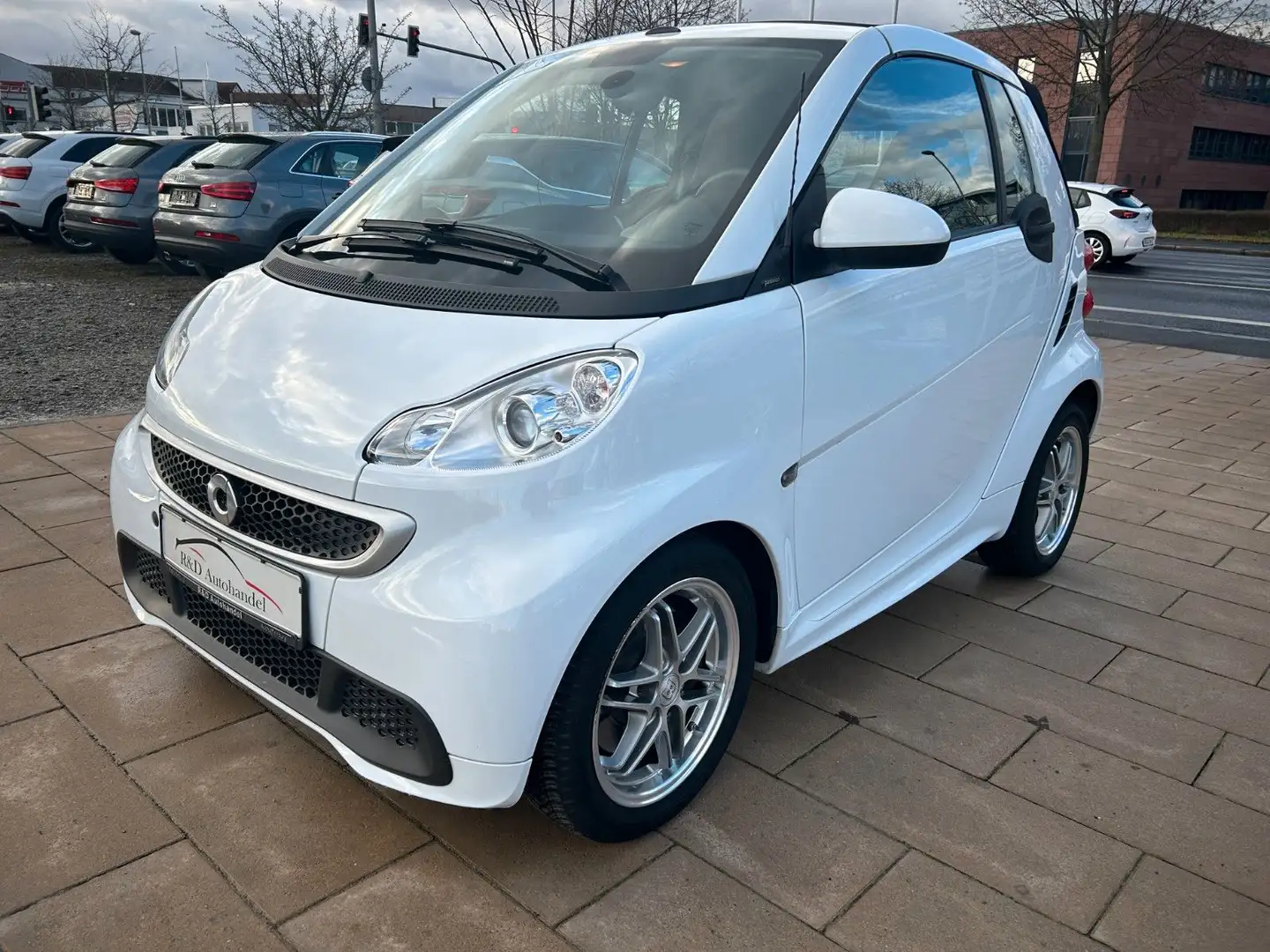 smart forTwo cabrio Micro Hybrid Drive Brabus Automati Weiß - 1