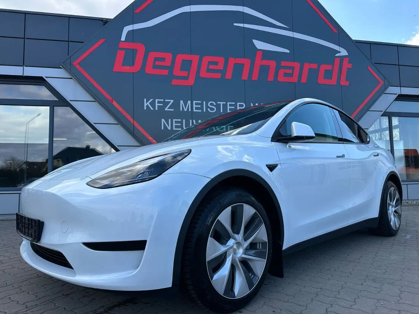 Tesla Model Y Long Range Dual AWD Matrix Wärmepumpe Weiß - 1