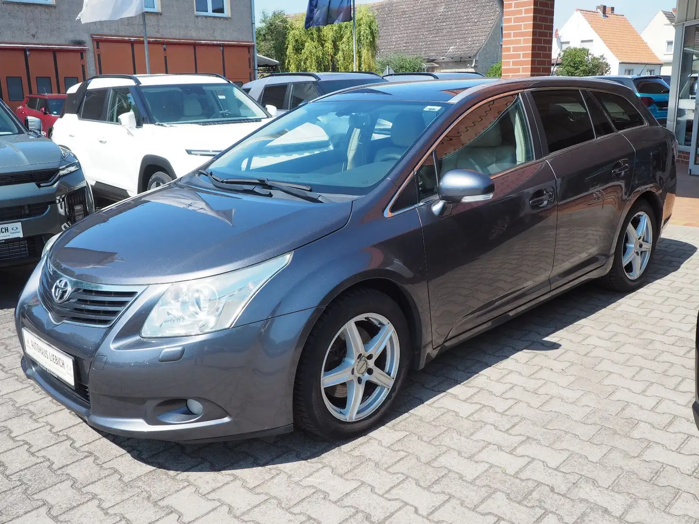 Toyota Avensis Combi Executive 2.2 D Grau - 1