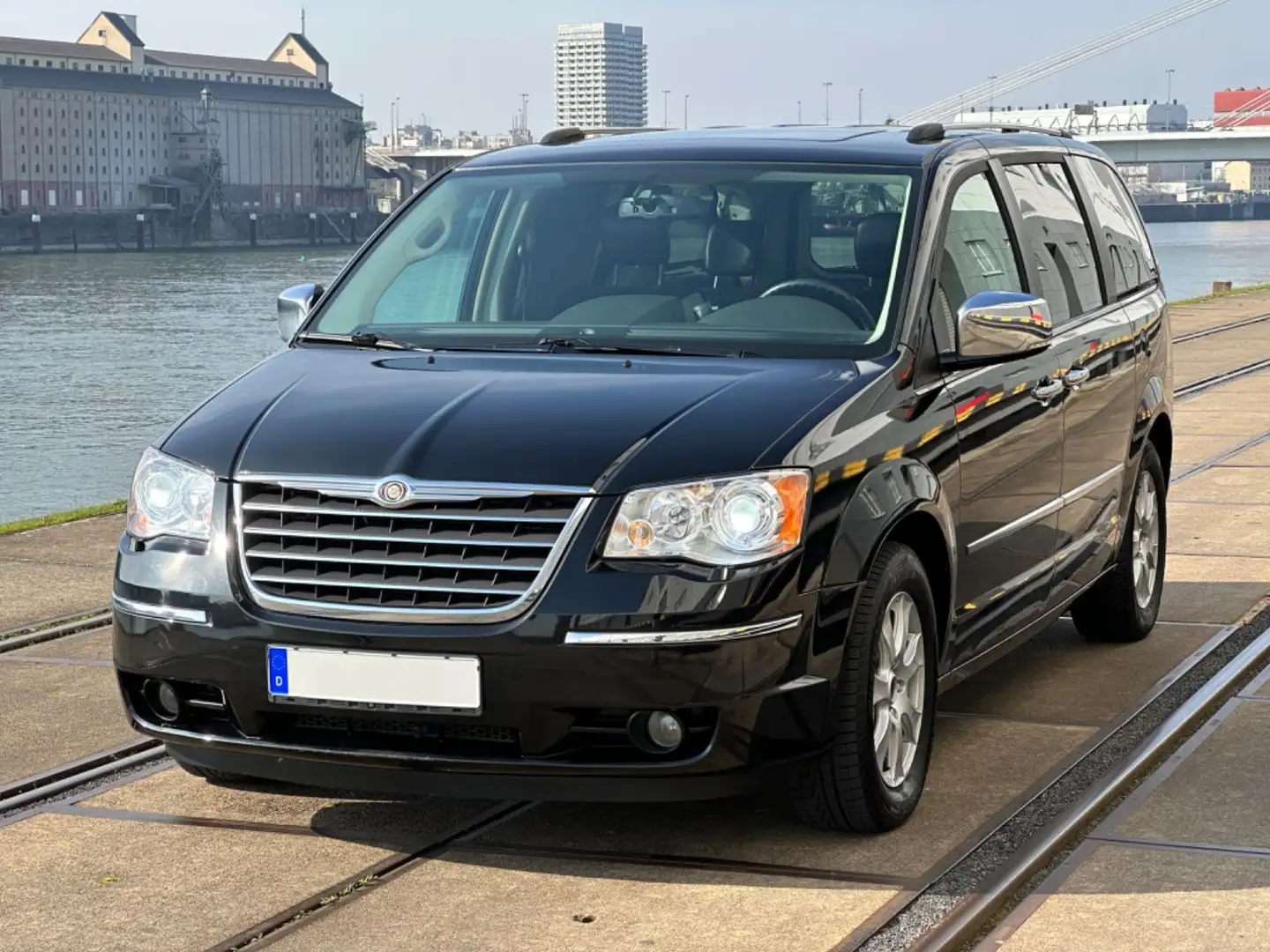 Chrysler Grand Voyager Limited 2.8 CRD Autom. Schwarz - 1