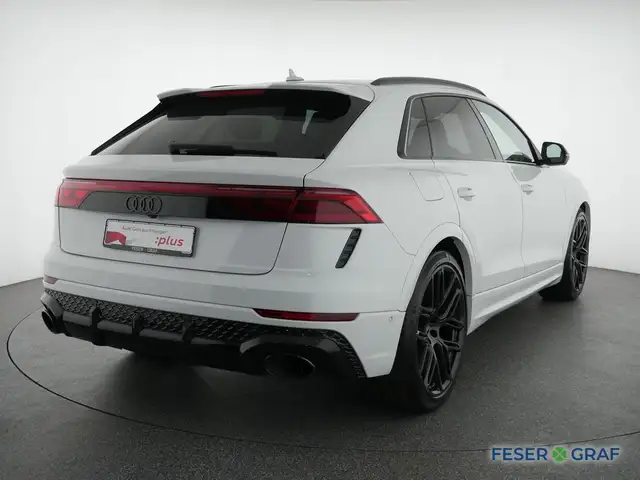 Audi RS Q8 view 4