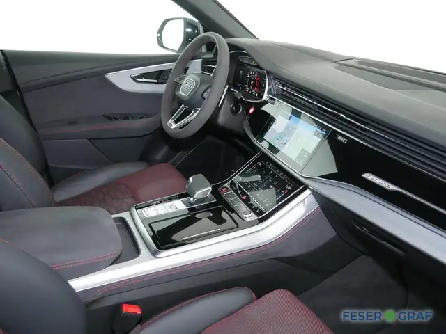 Audi RS Q8 view 5