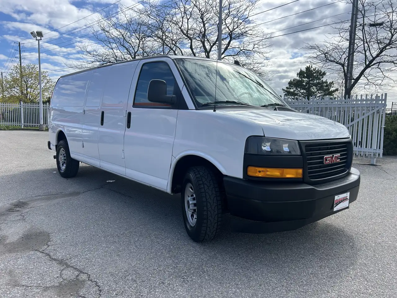 GMC Savana снимка GMC Savana