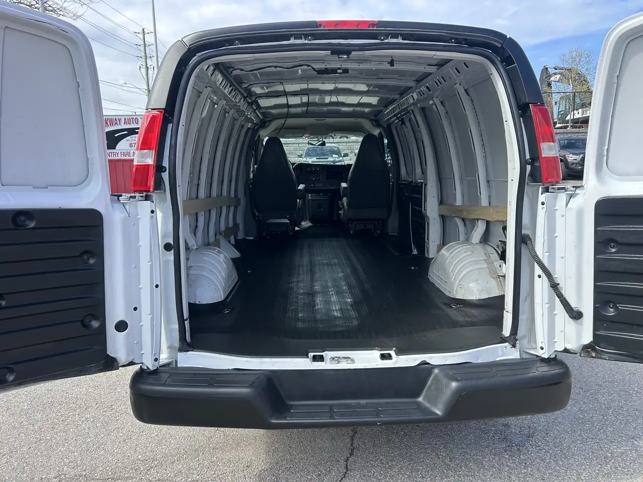 GMC Savana снимка GMC Savana