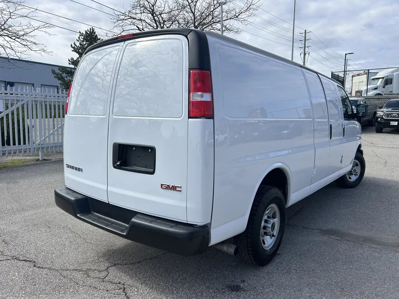 GMC Savana снимка GMC Savana