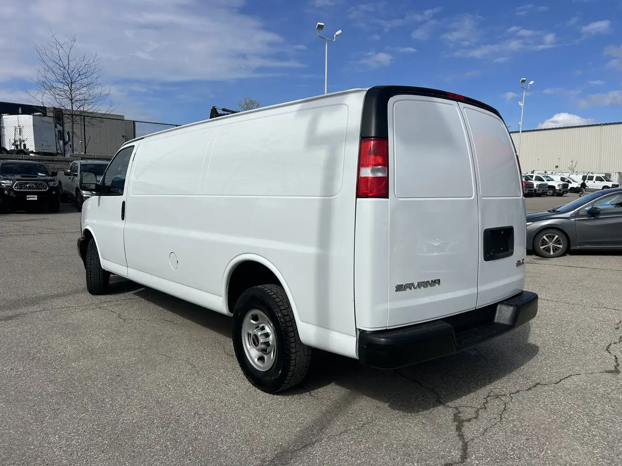 GMC Savana снимка GMC Savana