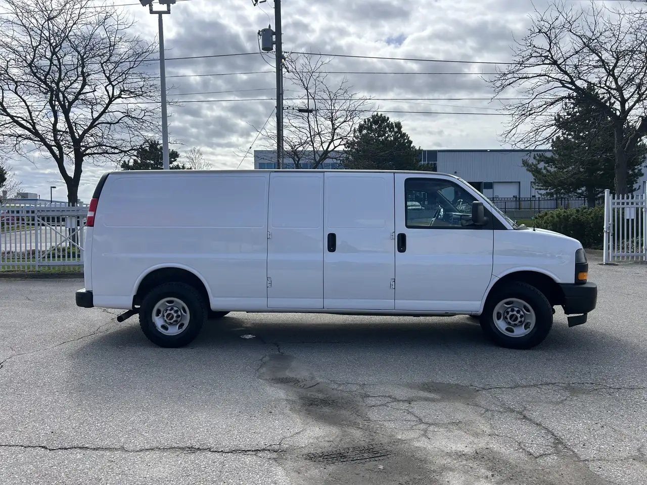 GMC Savana снимка GMC Savana
