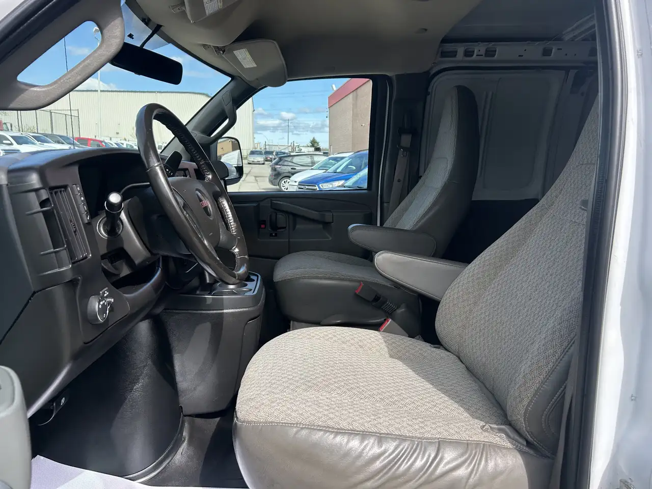 GMC Savana снимка GMC Savana