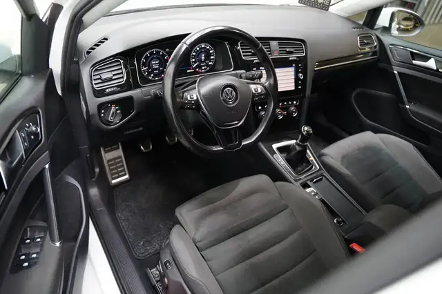 Volkswagen Golf view 11