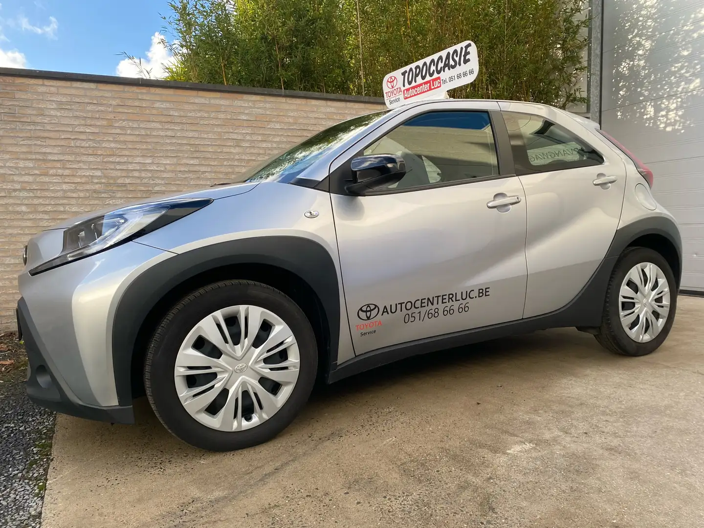 Toyota Aygo X 1.0i VVT-i X-play / € 12350+ / 9500 KM !!! Argent - 1