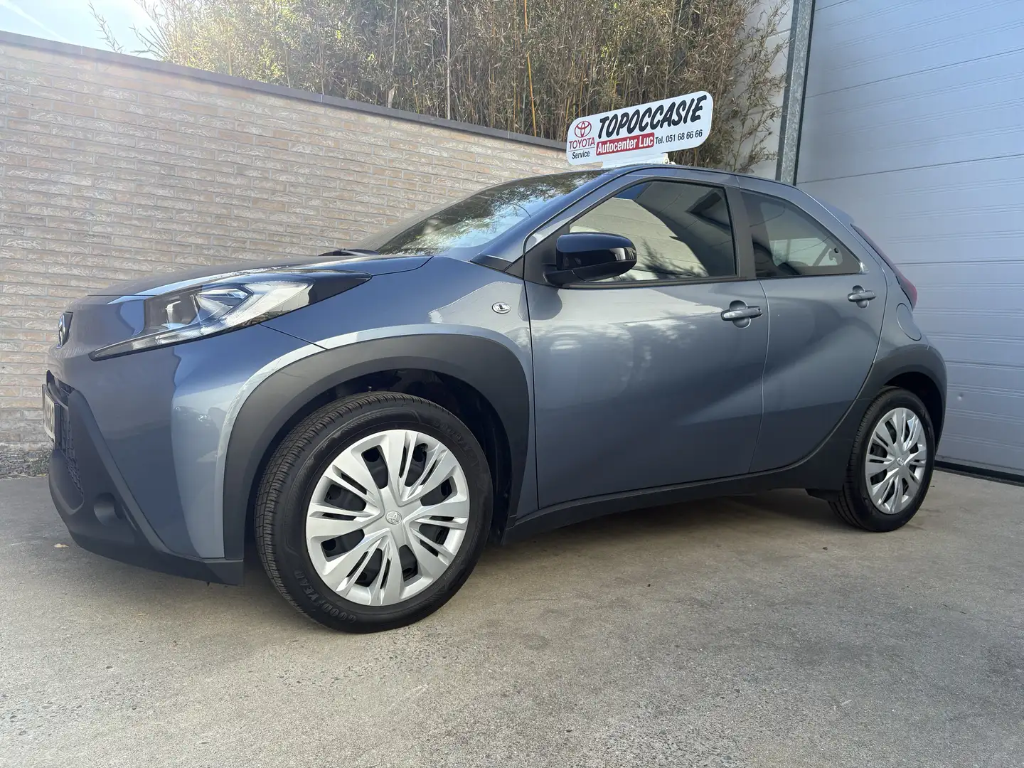 Toyota Aygo X 1.0i VVT-i X-play / € 12350+ / 9500 KM !!! Grigio - 1