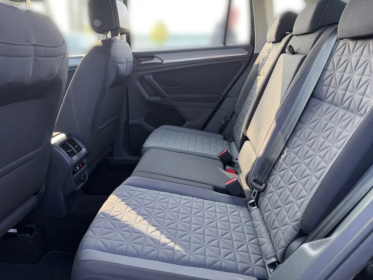 Volkswagen Tiguan 1.5 TSI LIFE +LED +ACC +NAVI +SHZ +17" +APP-CONN 14