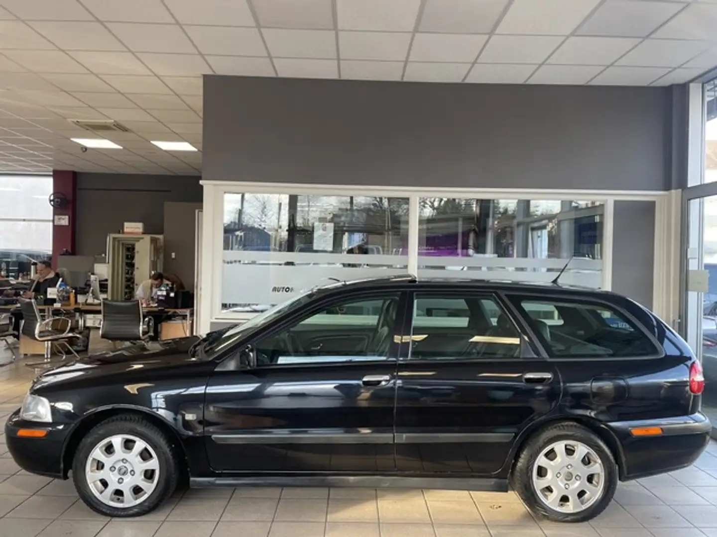 Volvo V40 Kombi 1.8 Classic Limited Edition Leder AHK Schwarz - 1