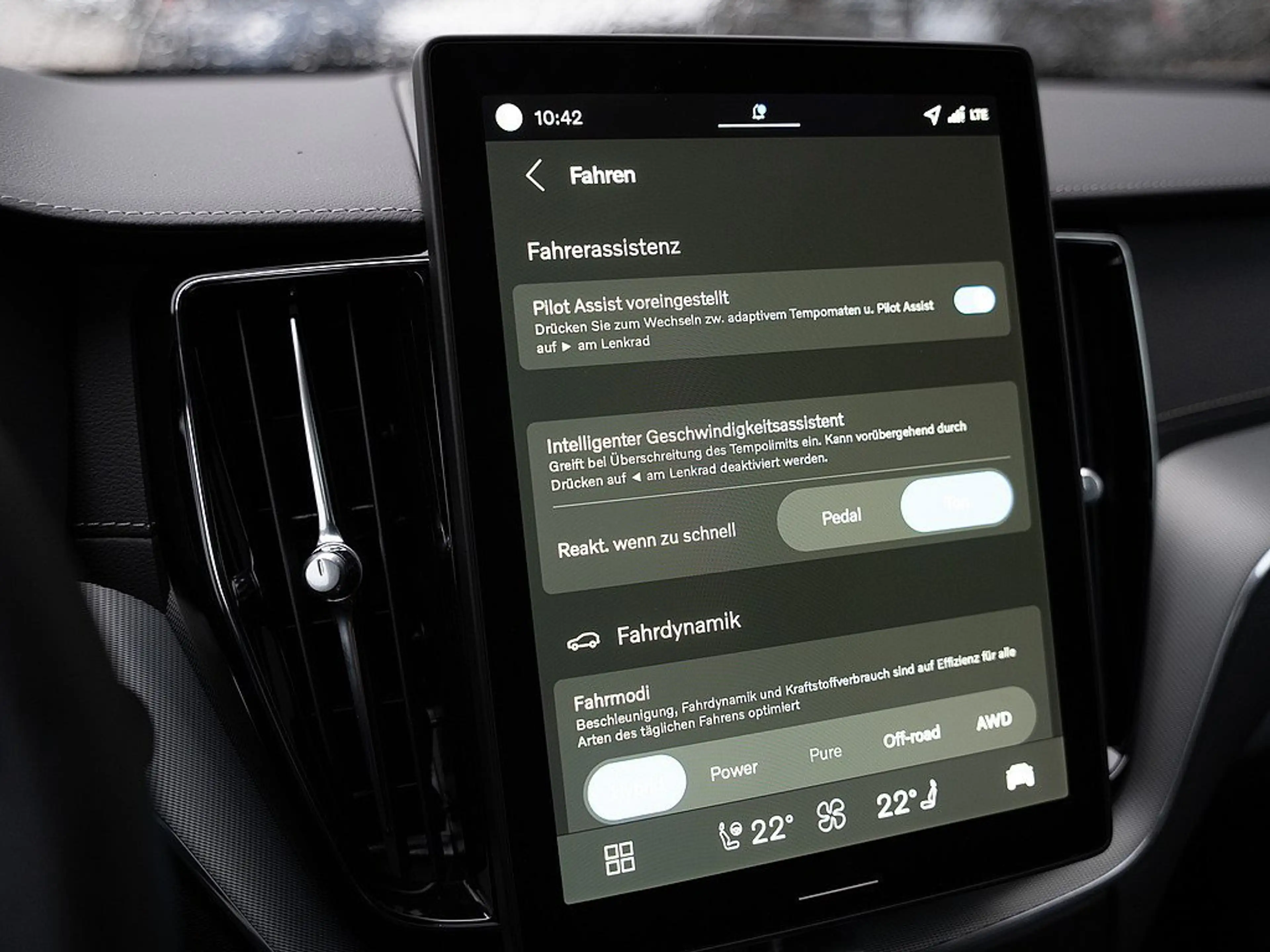 Volvo XC60 T8 Ultra Black Edition Recharge AWD HUD — photo 15