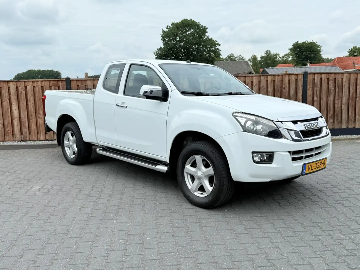 Isuzu D-Max 2.5 Extended Cab LS Biały - 1