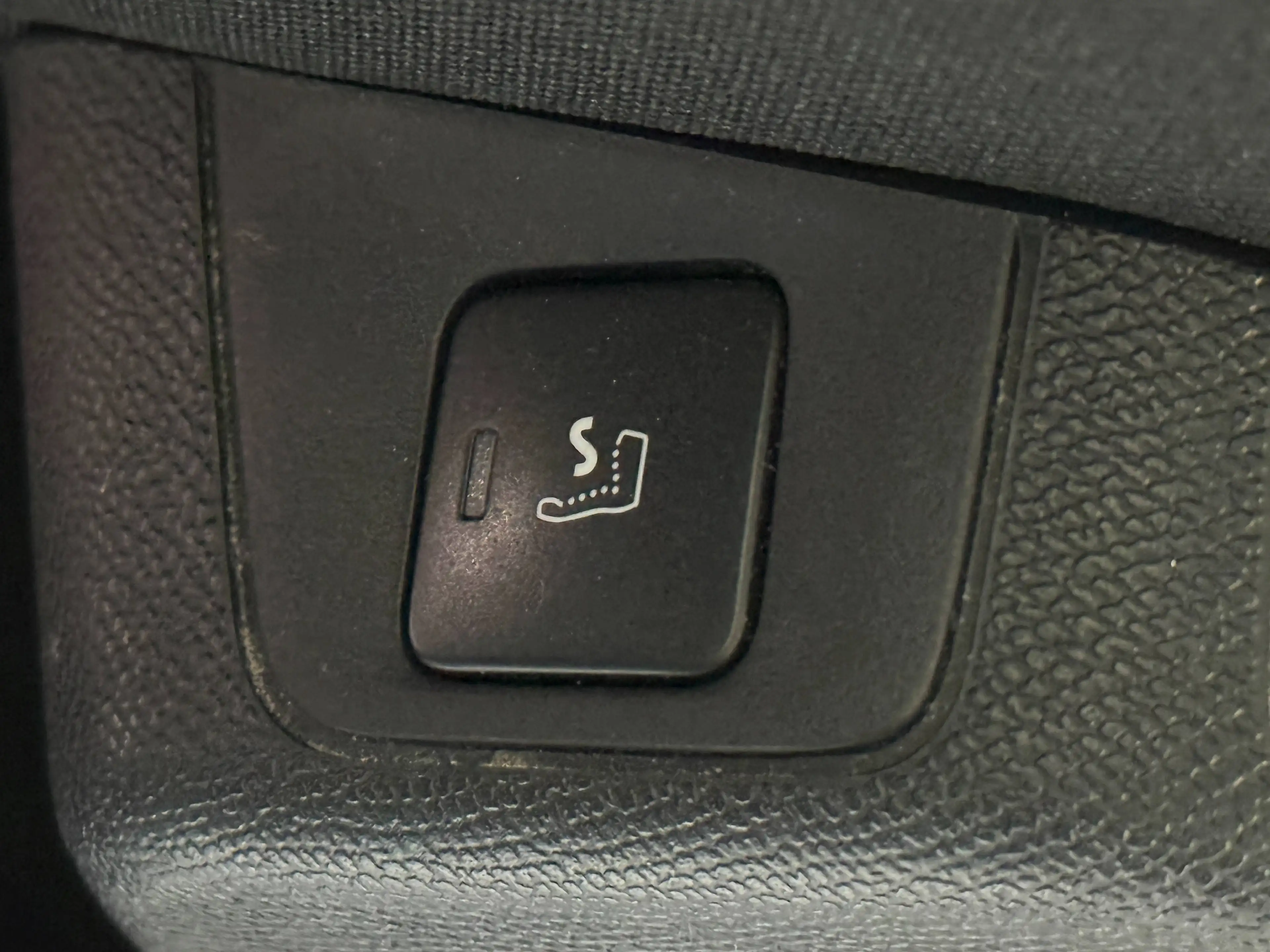 Peugeot 3008 Hybrid 225 GT-Line Memorie-Sitze+Virtual-Cockpit+Massage-Sitze+Standheizung+Navi+kamera+360° — photo 7