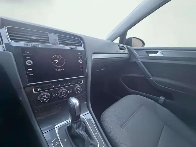 Volkswagen E-Golf view 13