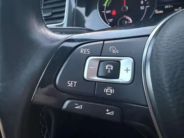 Volkswagen E-Golf view 21