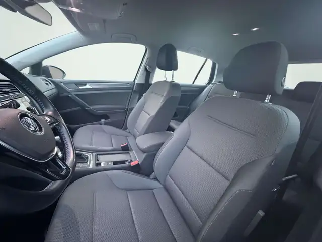 Volkswagen E-Golf view 11