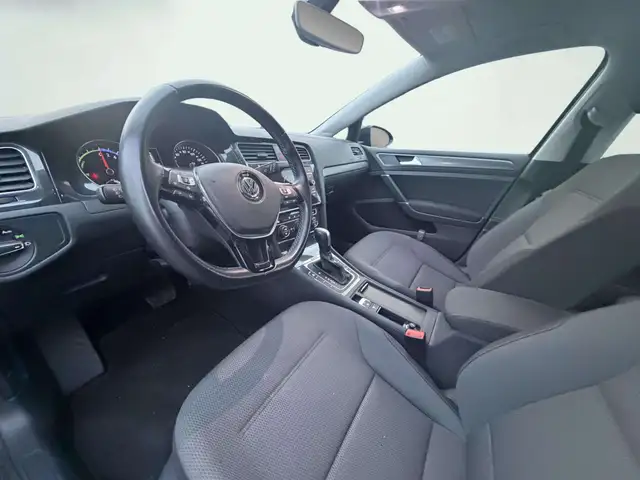 Volkswagen E-Golf view 5