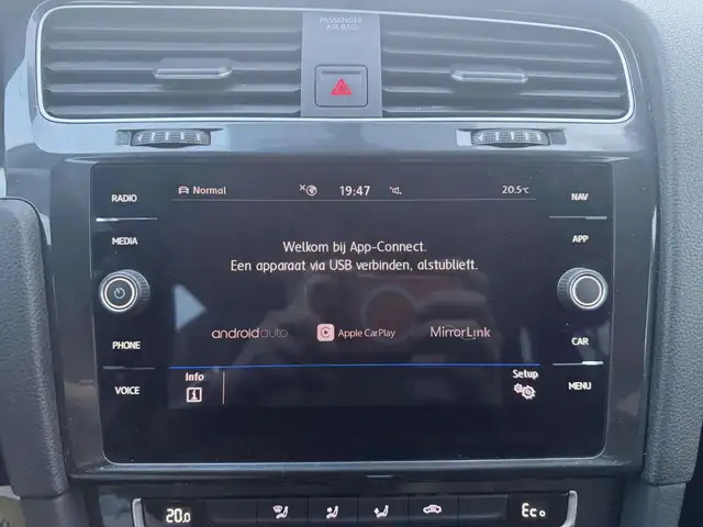 Volkswagen E-Golf view 17