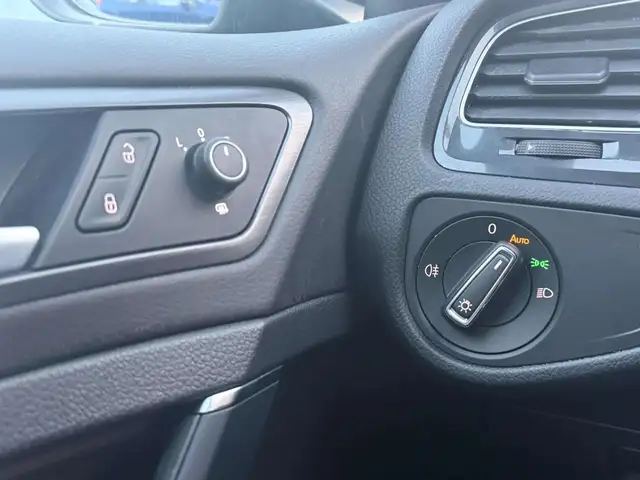 Volkswagen E-Golf view 20