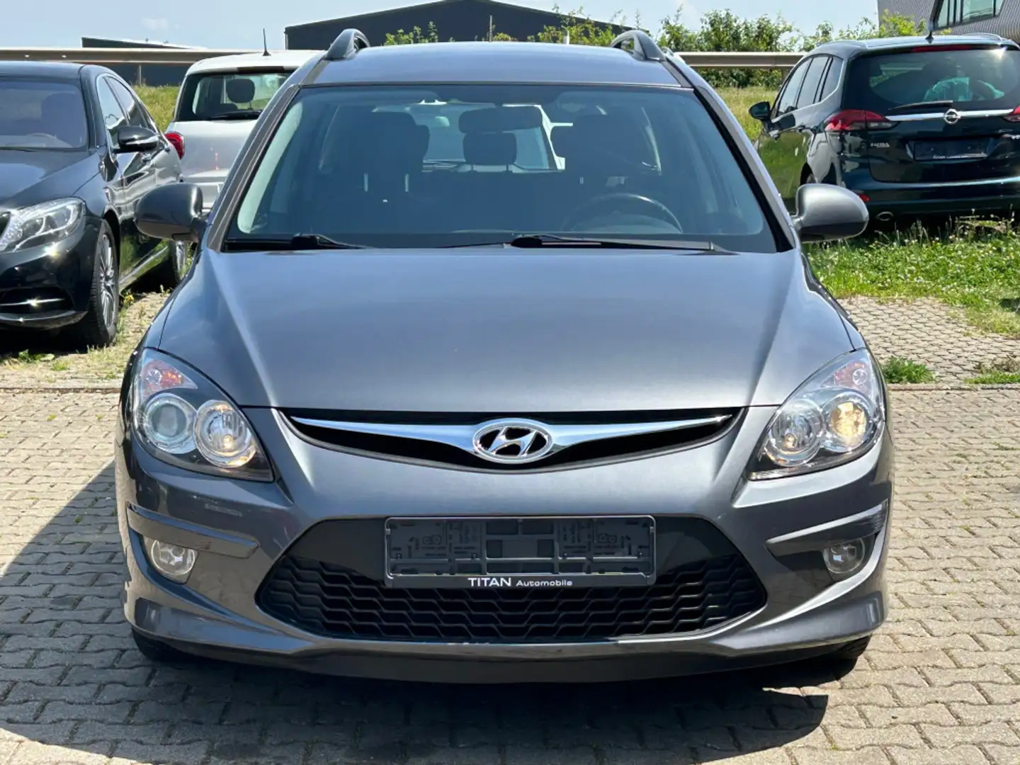 Hyundai i30 1.6 CRDi Edition 20 Radio-CD Klima TÜV Grau - 2