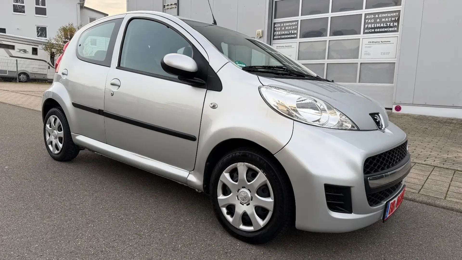 Peugeot 107 1.0 BENZINER TÜV NEU,KLIMA,80.000KM,5-TÜRIG Grau - 2