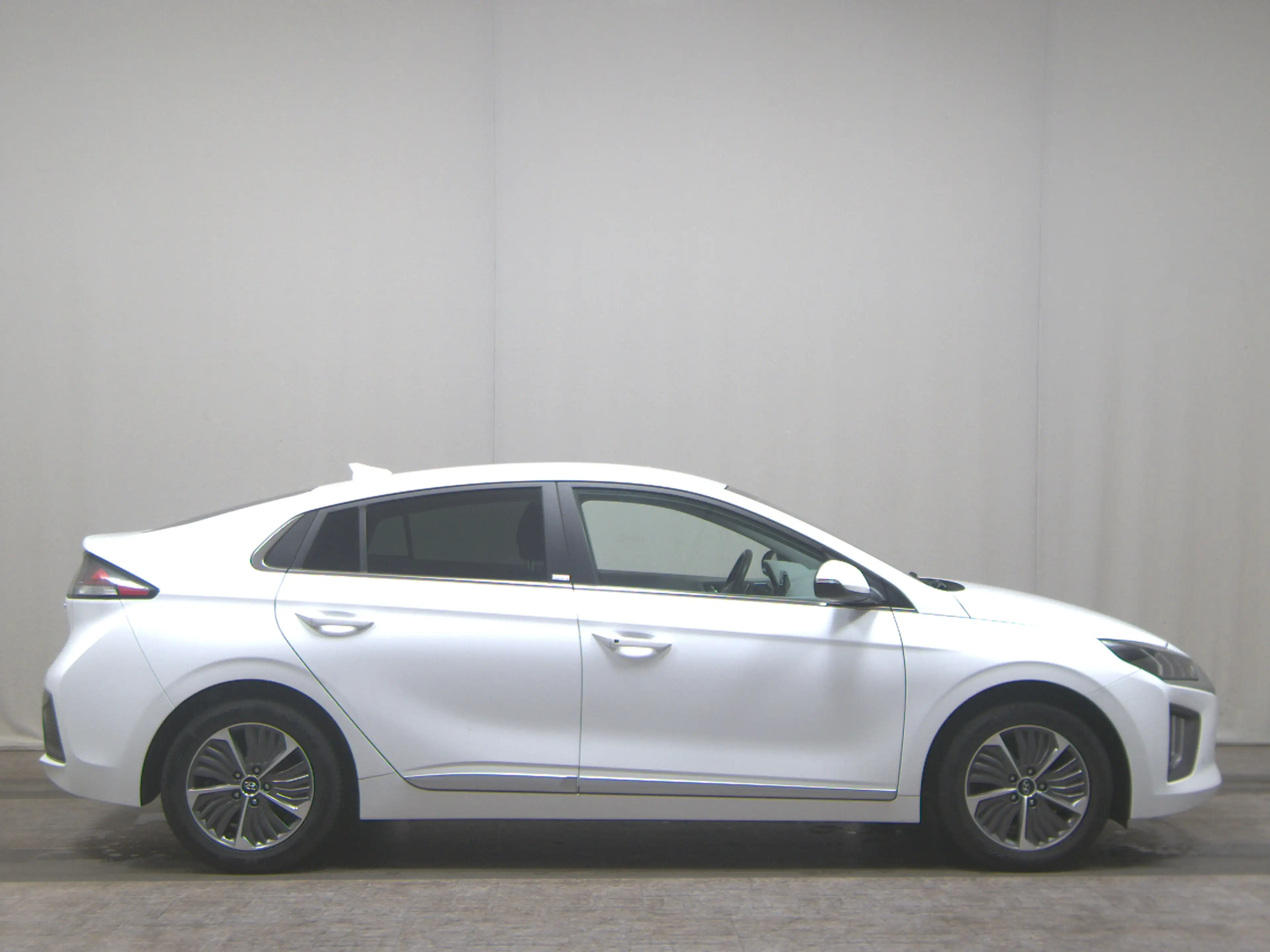 Hyundai IONIQ IONIQ LEDER NAVI KLIMAAUT RADIO TEMPO MFL SHZ VC PDC ACC SOUND LED RfK AID — photo 14