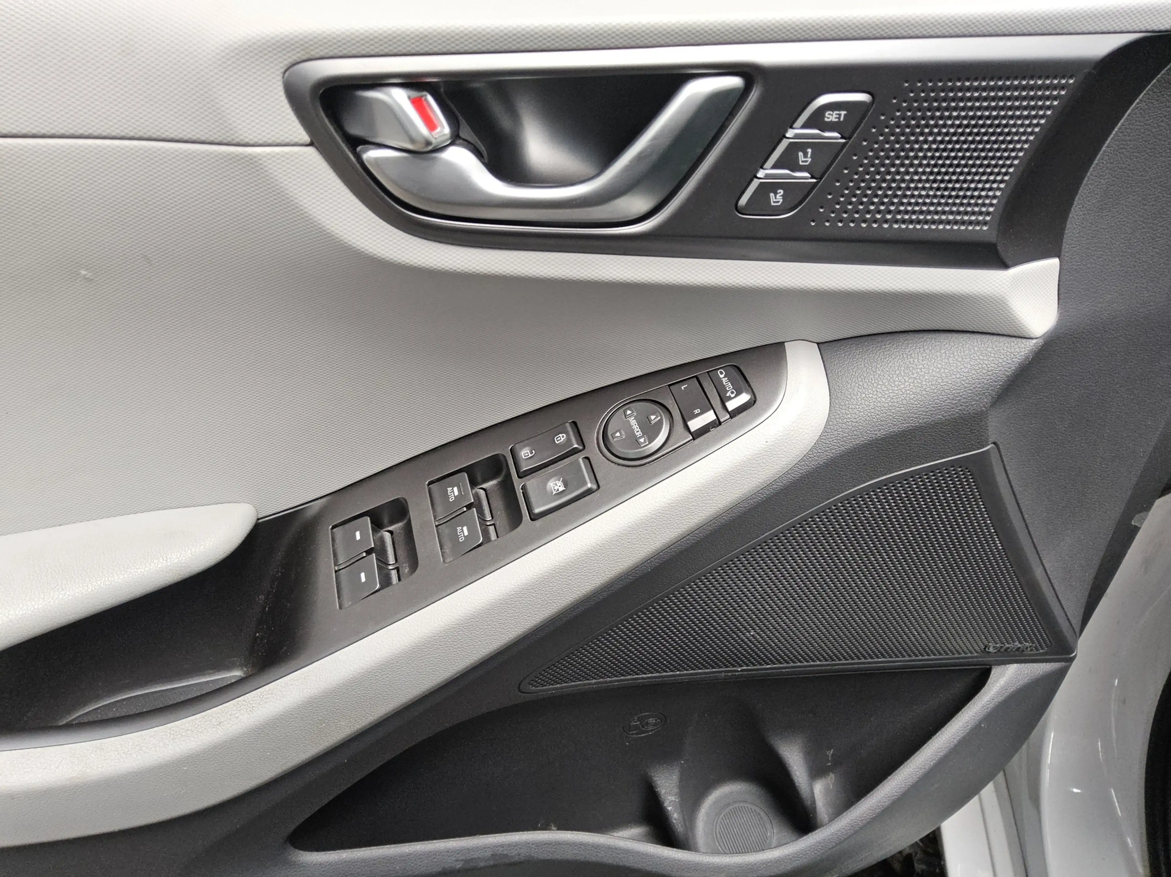 Hyundai IONIQ IONIQ LEDER NAVI KLIMAAUT RADIO TEMPO MFL SHZ VC PDC ACC SOUND LED RfK AID — photo 9