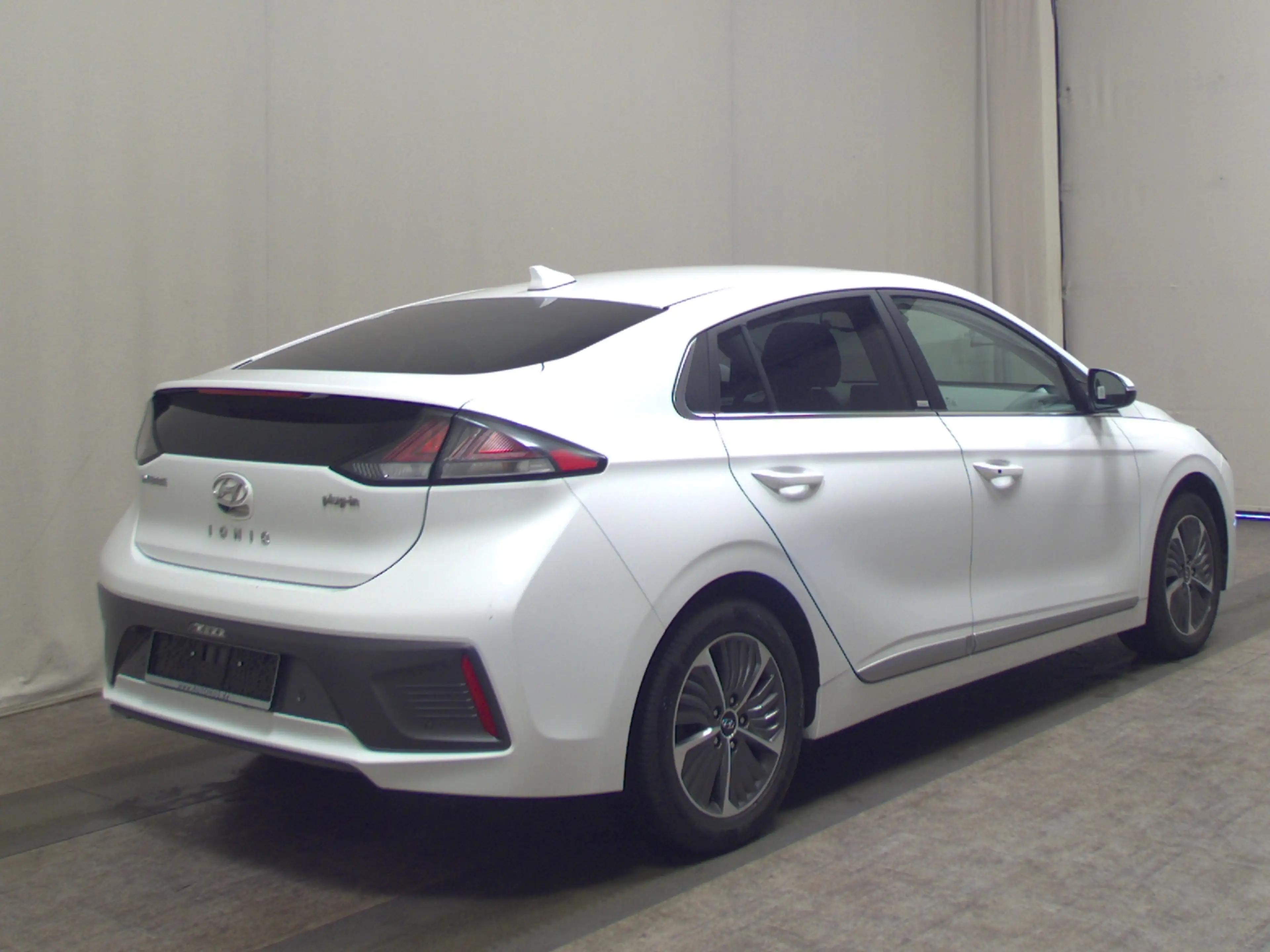 Hyundai IONIQ IONIQ LEDER NAVI KLIMAAUT RADIO TEMPO MFL SHZ VC PDC ACC SOUND LED RfK AID — photo 4