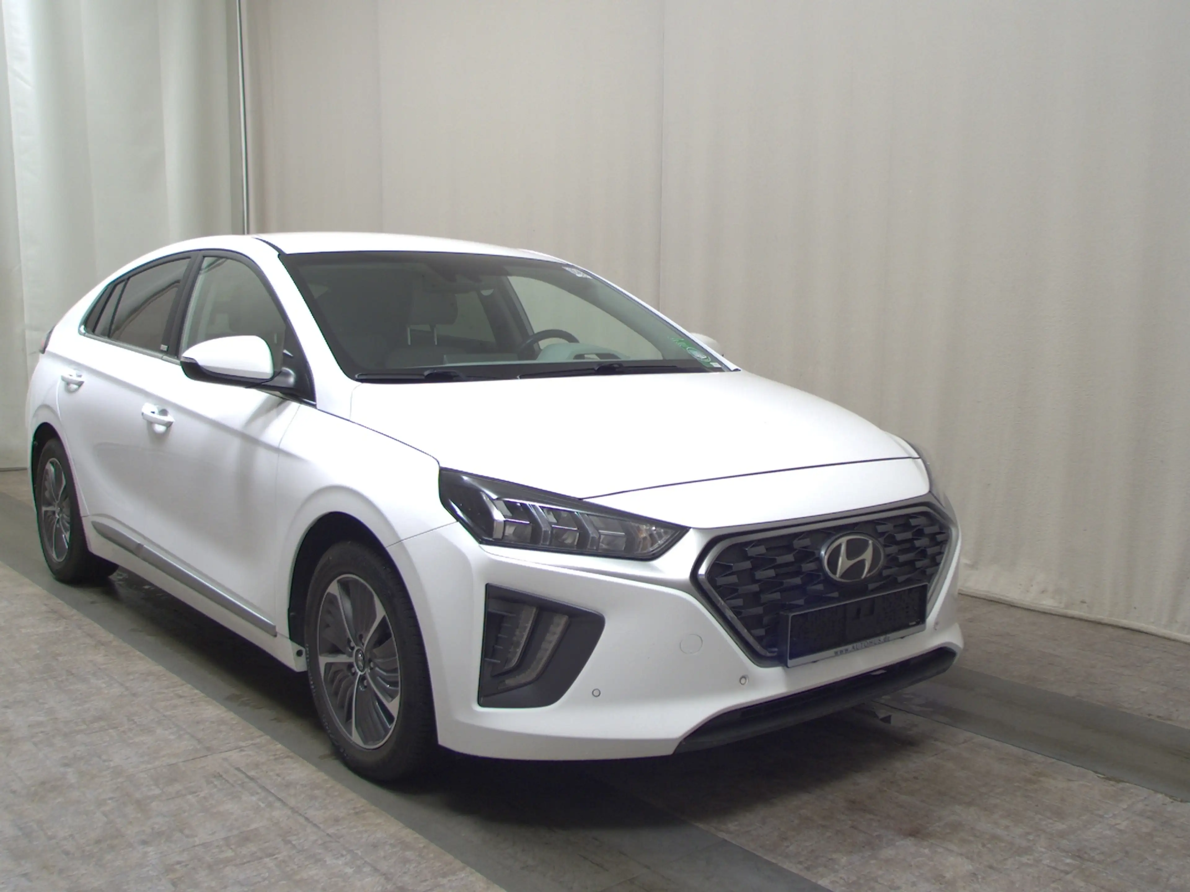 Hyundai IONIQ IONIQ LEDER NAVI KLIMAAUT RADIO TEMPO MFL SHZ VC PDC ACC SOUND LED RfK AID — photo 3