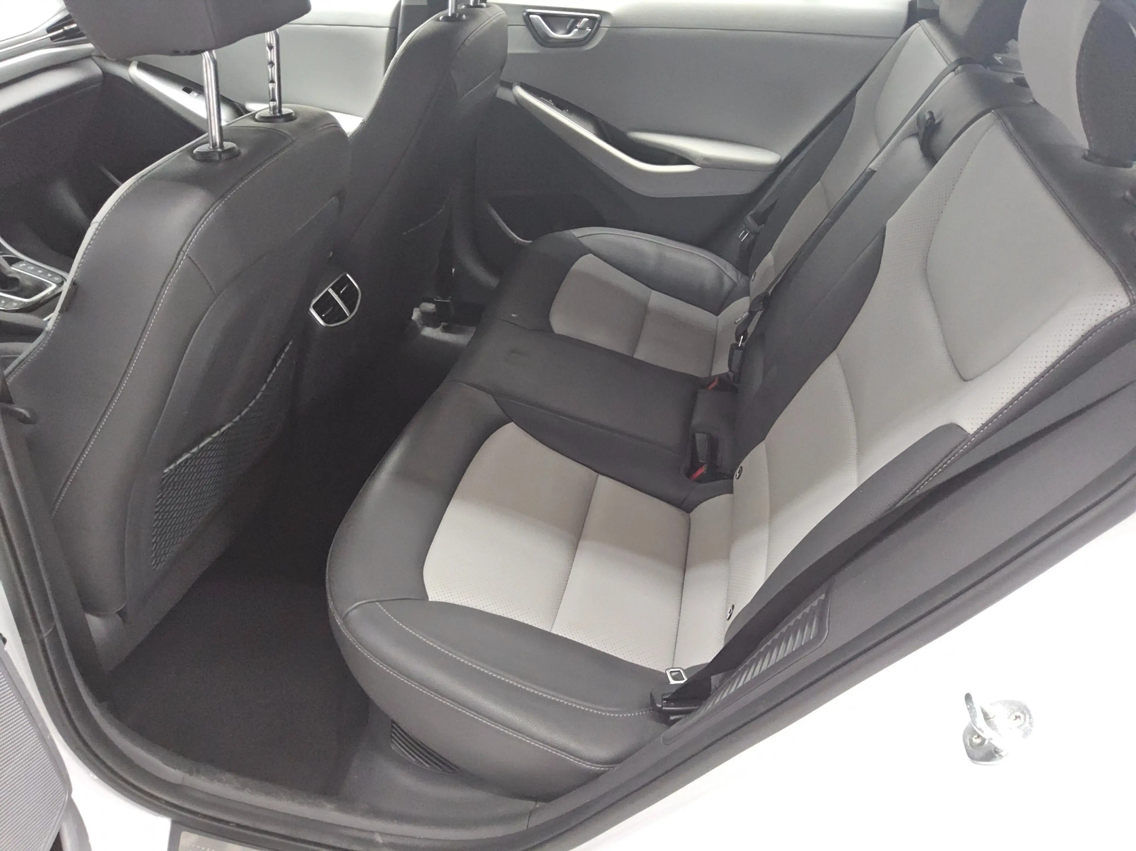 Hyundai IONIQ IONIQ LEDER NAVI KLIMAAUT RADIO TEMPO MFL SHZ VC PDC ACC SOUND LED RfK AID — photo 12