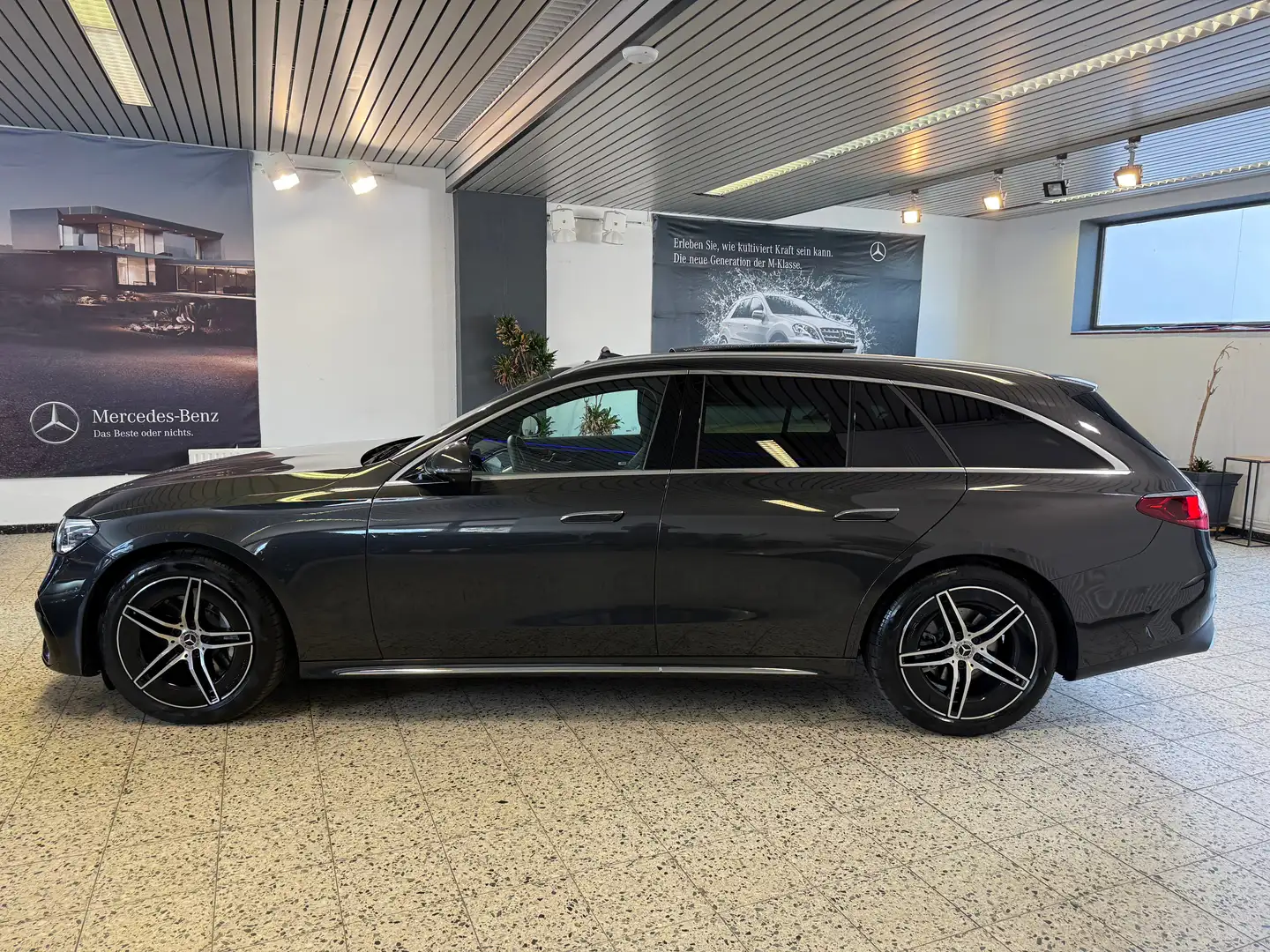 Mercedes-Benz E 220 T d AMG Line NAV/LED/PSD/SHZ/PTS/TW/DISTR/AHK/S214 Grau - 1