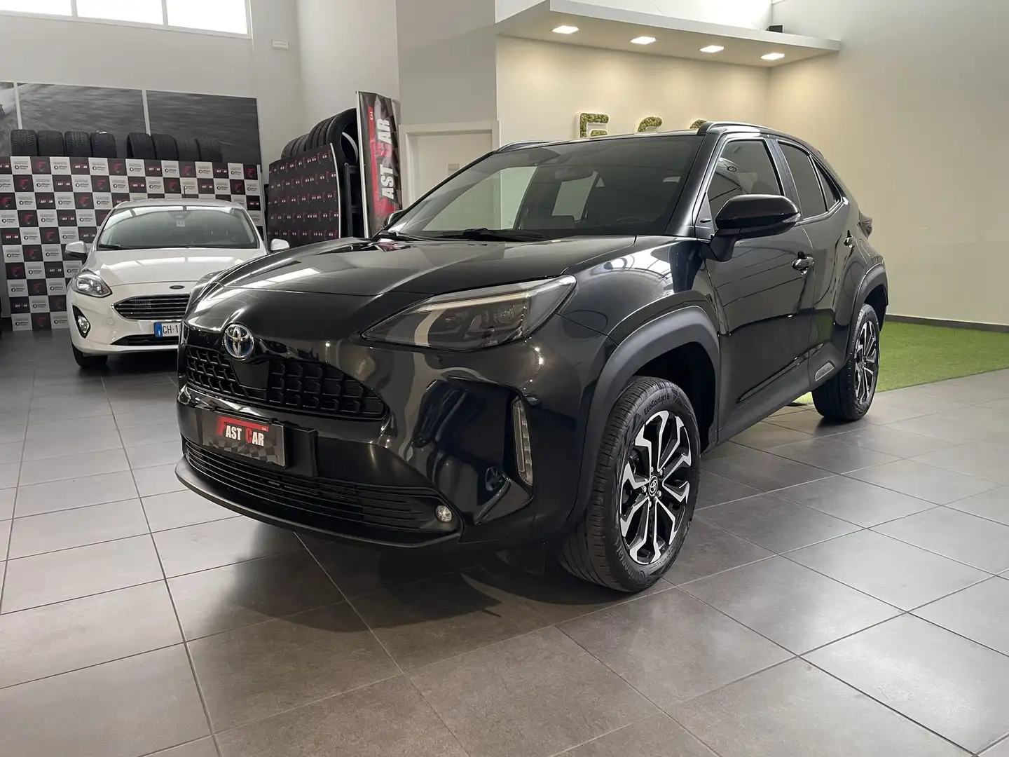 Toyota Yaris Cross 1.5 Hybrid 5p. E-CVT Trend Zwart - 1