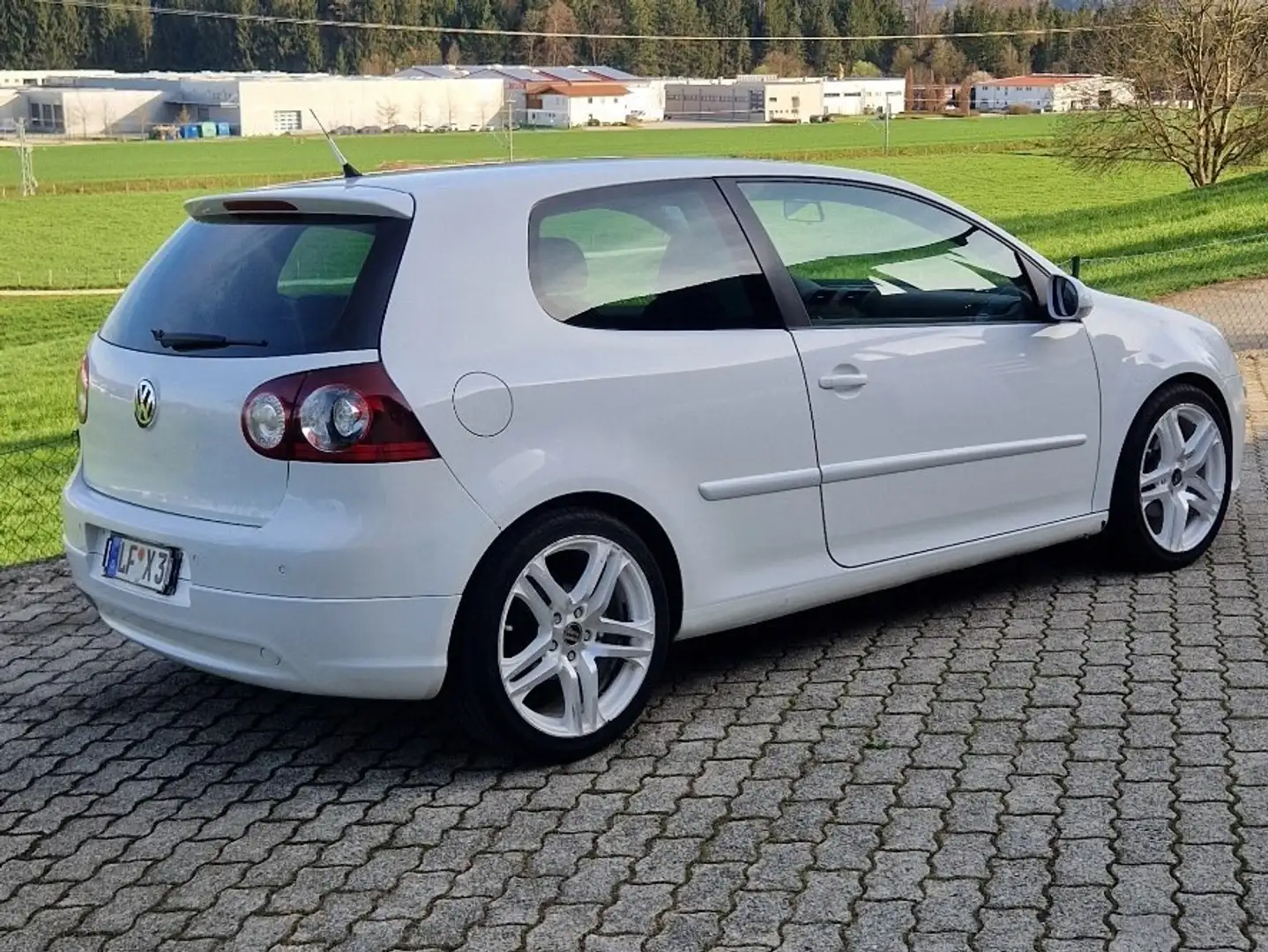 Volkswagen Golf VW Golf 5  1,6 Liter R32 Optik Webasto Sitzheizung Weiß - 2