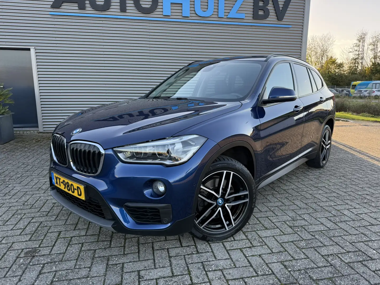 BMW X1 sDrive20i Executive LED Achteruitrijcamera Climate Blauw - 2