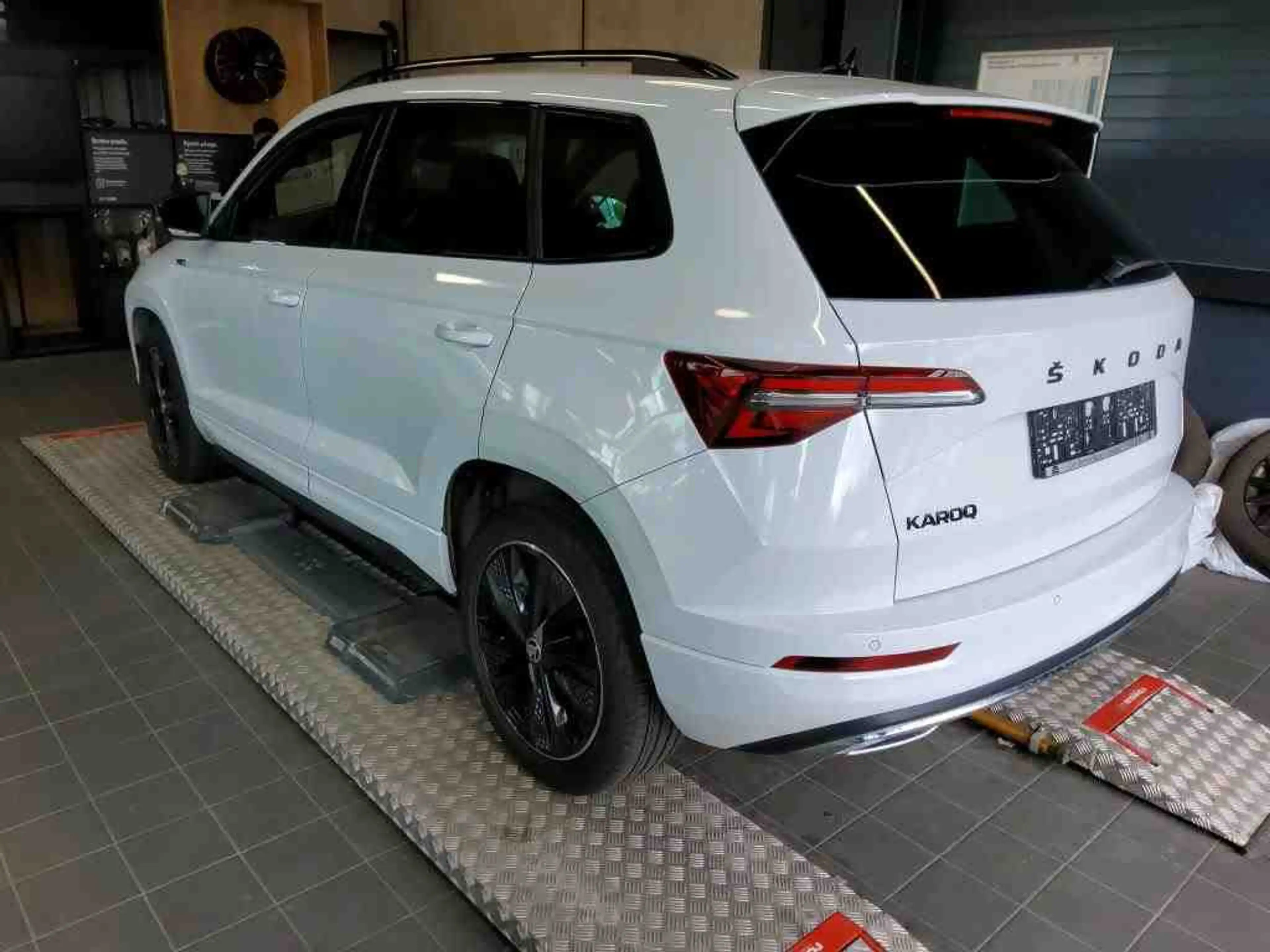 Skoda Karoq 1.5 TSI DSG SPORTLINE*MATRIX*KESSY*AHK*KAM — photo 4