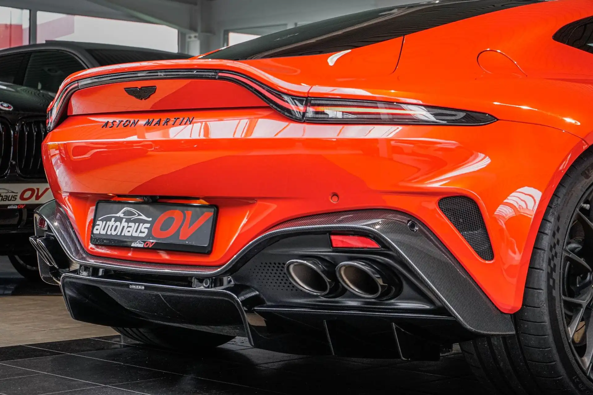 애스턴마틴 V8 Coupe 2025 레드 사진 6