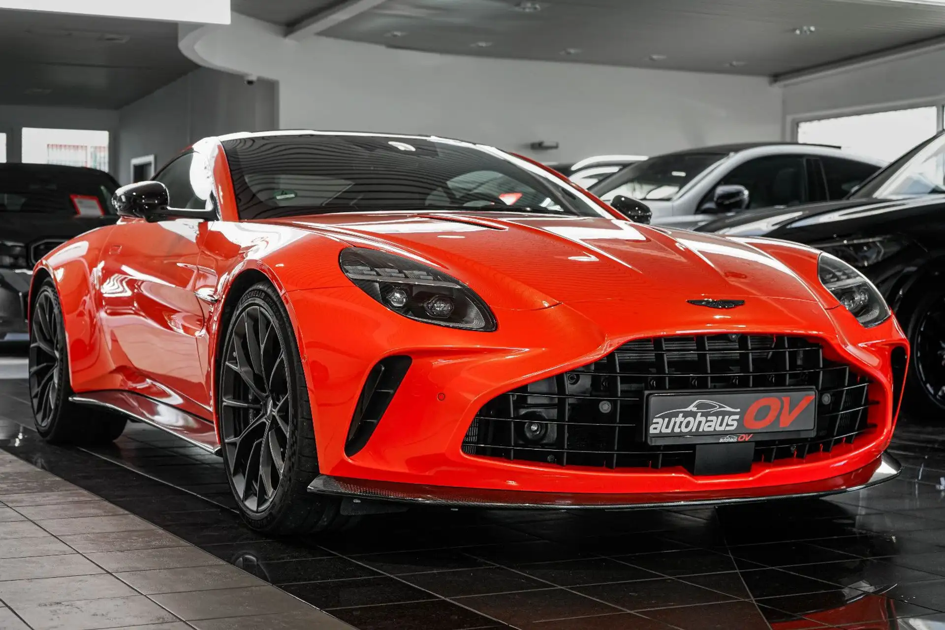 애스턴마틴 V8 Coupe 2025 레드 사진 5