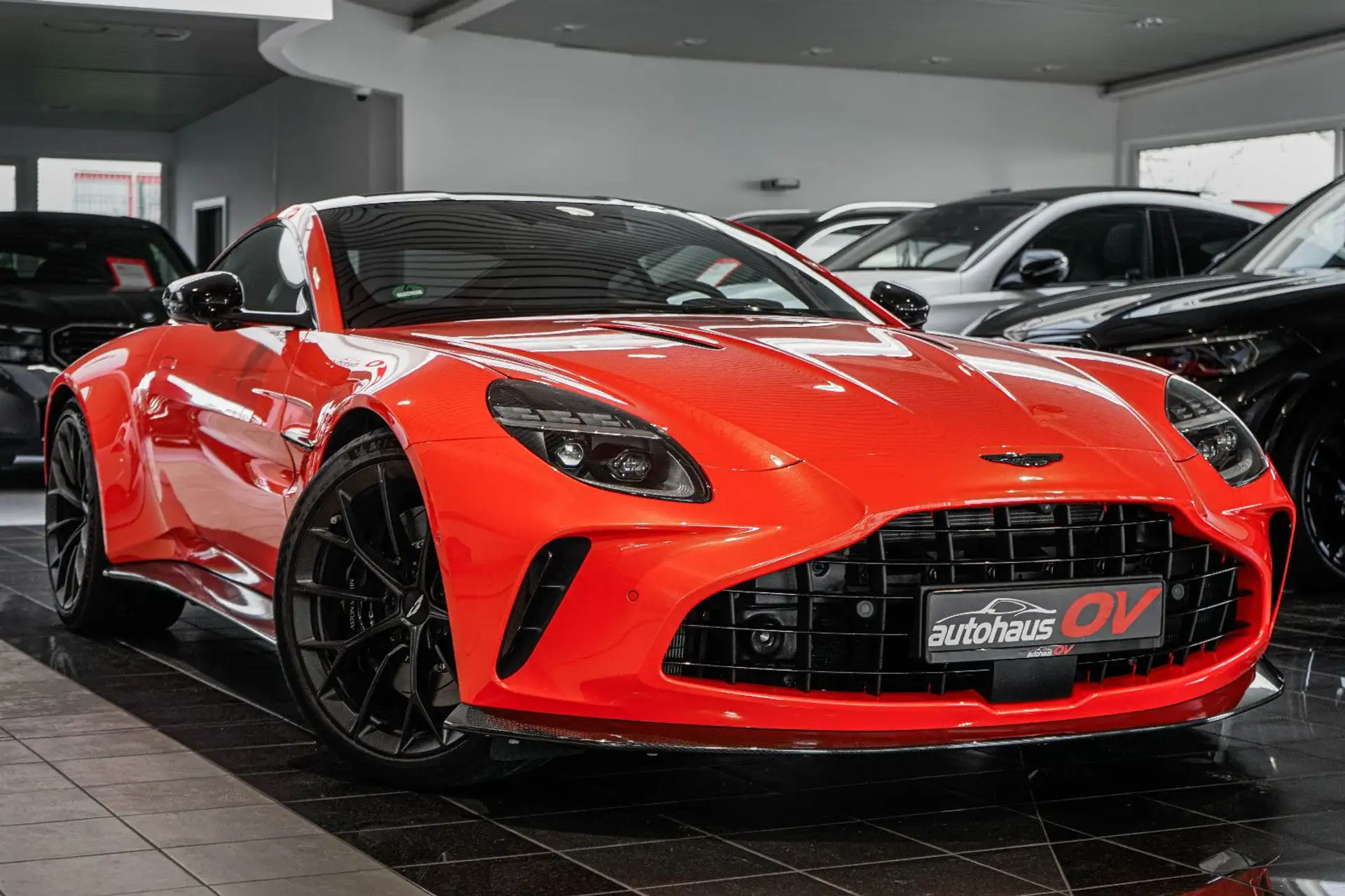 애스턴마틴 V8 Coupe 2025 레드 사진 7