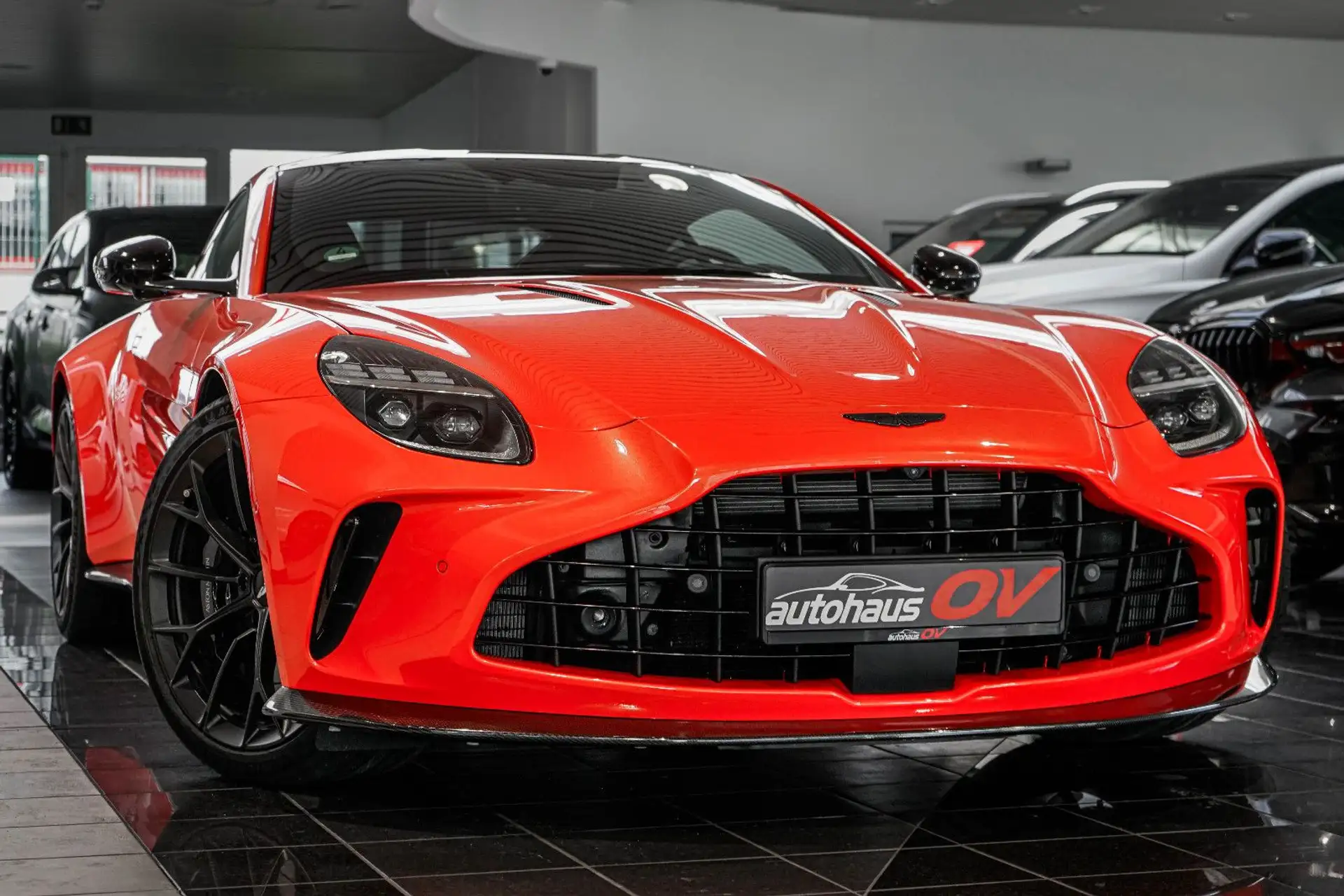 애스턴마틴 V8 Coupe 2025 레드 사진 2